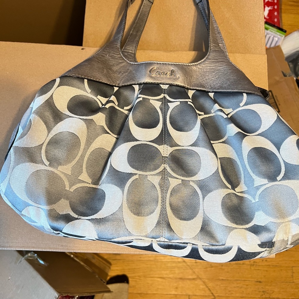 30. Nice tote π itβs no in use anymore. Super cute for any event. You will love - Picture 5 of 8